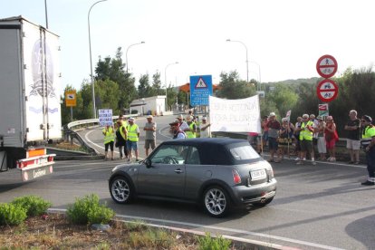 Pla general dels manifestants en el tall a l'accés a l'autopista AP-7 a l'alçada de Torredembarra en sentit sud. Foto de l'1 d'agost del 2019 (Horitzontal).