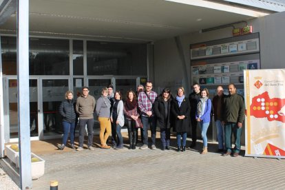 Las once personas contratadas por el Consell Comarcal del Baix Ebre con la presidenta Sandra Zaragoza.