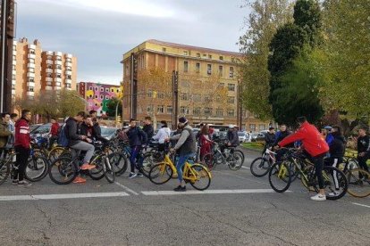 Alumnes del Complex Educatiu, ahir, a la plaça Imperial Tàrraco.