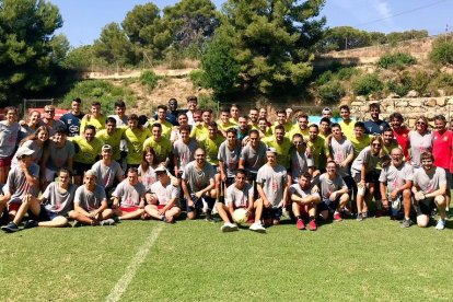 Los integrantes del campus se fotografiaron ayer por la mañana con los jugadores y el cuerpo técnico del primer equipo tarraconense después de que estos finalizaran la sesión de entrenamiento.