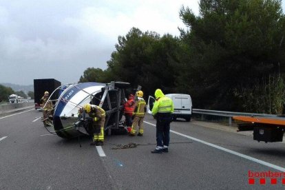 El remolque en el barco encima ha quedado volcado en la calzada.