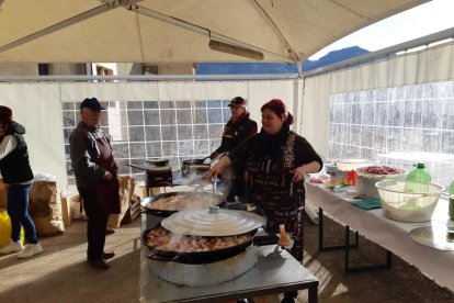 Miembros de la Associació de Dones Verge de Barrulles se encargaron de preparar el mandongo