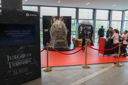 Los visitantes pueden fotografiarse con el Trono de Hierro.