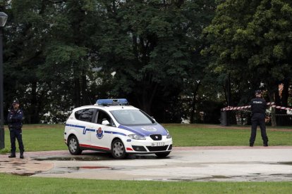 La presunta violación se ha producido en el parque de Etxebarria, donde la Policía mantiene acordonada la zona.