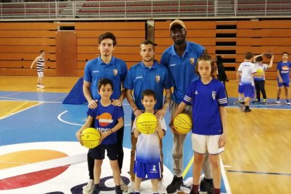 Jordi Salvadó (en el centro, arriba) cree que el club tiene que empezar a trabajar desde abajo.