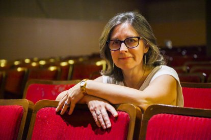 Alícia Bescós en la platea del teatro El Centru de Vila-seca, que acoge la programación de la entidad.