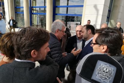 Ballesteros conversa amb Ábalos a les portes del Teatret del Serrallo, en la trobada del diumenge.