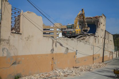 Una màquina excavadora treballava ahir en l'enderroc de l'edifici.