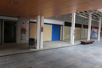 Els establiments buits s'acumulen des de fa mesos a la planta baixa del passeig comercial.