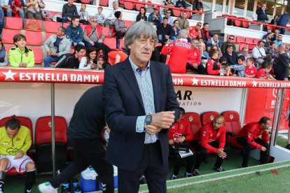 Enrique Martín durante el Nàstic-Málaga, el último con él en el banquillo local