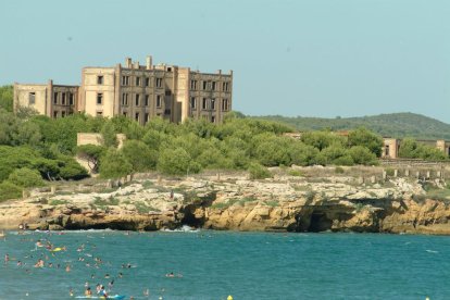 Conjunto de edificios del antiguo preventori y de la finca de la Savinosa vistos desde el mar.