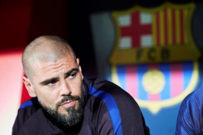 Víctor Valdés a la banqueta del FC Barcelona en una imatge d'arxiu.