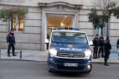 Un furgó de la Policia Nacional portant part dels presos fins a dins del Tribunal Suprem per a la primera sessió del judici.