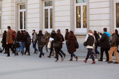 Un grup de periodistes accedint a l'edifici del Tribunal Suprem.