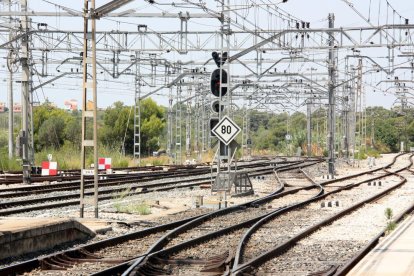 Les vies del tren a Sant Vicenç de Calders, amb dues senyals quadriculades que indiquen l'aturada dels combois arran d'una avaria a les instal·lacions.