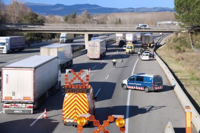 Imatge d'equips d'emergències a l'AP-7, a l'altura de Salt, on tot apunta que la mare de les nenes s'ha intentat suicidar