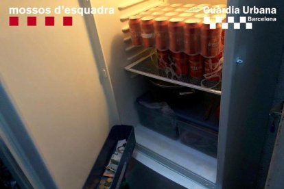 Imagen de una de las neveras que el grupo utilizaba para guardar latas y otros materiales.