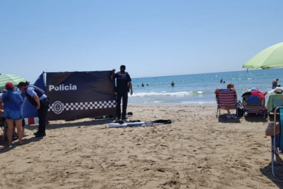 La Policia Local de Calafell amb la zona acordonada.