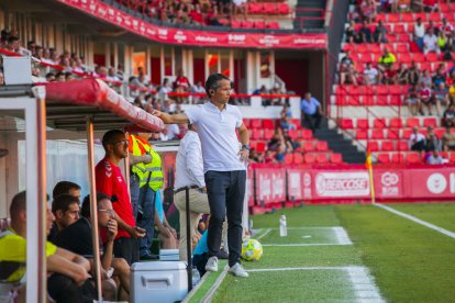 Xavi Bartolo, pensatiu a la banqueta grana del Nou Estadi