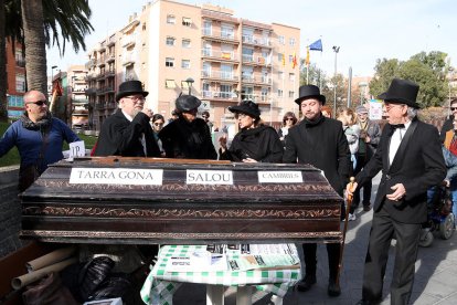 Els actors que han escenficat una 'performance' per denunciar la mort de la línia de la costa del Camp de Tarragona en la protesta feta davant de l'estació de Tarragona.