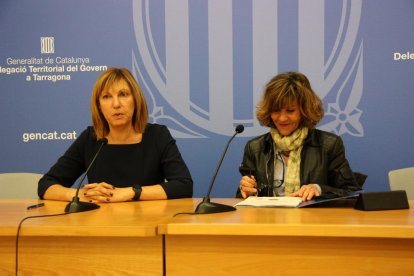 La directora dels Serveis Territorials d'Empresa i Coneixement, Carme Mansilla, amb la directora de l'Agència Catalana del Consum, Elisabeth Abad.