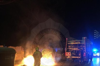 Imagen de los Bomberos trabajando en el incendio.