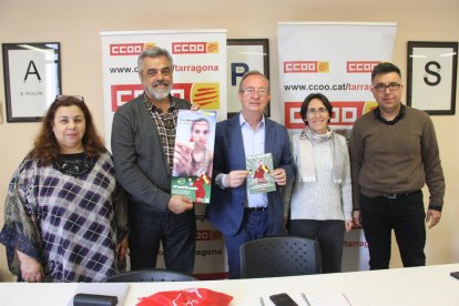 Els representants de CCOO que han denunciat la precarietat laboral de les cambreres de pis.