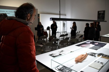 Los diferentes elementos expuestos de la obra 'Cos social' a Lo Pati-Centre d'Art de les Terres de l'Ebre.