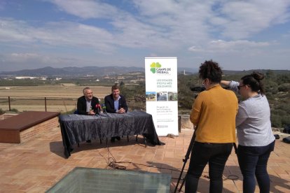 Pla general del coordinador de Joventut de les Terres de l'Ebre, Joan Barberà, i el president de l'EMD de Campredó, Damià Grau, en la presentació dels camps de treball 2019.