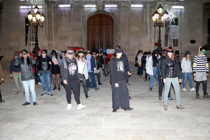 Las participantes que han cantado y bailado el himno feminista chileno ''Uno violador en ti ando|camino' en catalán en Tarragona.