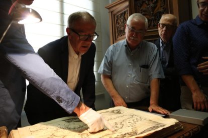 El ministro de Cultura en funciones, José Guirao, mirando uno de los libros de la biblioteca del Centre de Lectura de Reus.