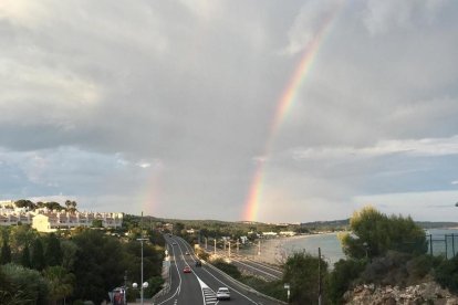 Imagen del arco iris en la playa Llarga.