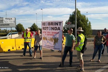 Imatge dels manifestants tallant l'accés a l'autopista AP-7.