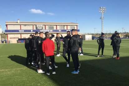 Los jugadores del Nàstic sobre el césped de la Ciudad Deportiva del Levante