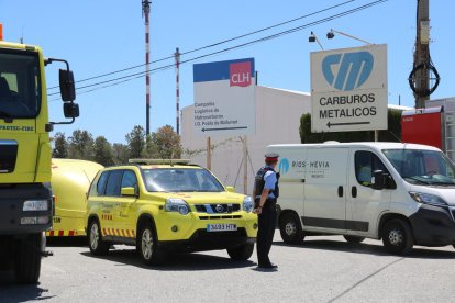 Pla obert de la funerària arribant a l'empresa Carburos Metálicos, on hi ha hagut un accident mortal per una fuita d'amoníac en aquesta planta, al polígon petroquímic nord de Tarragona, a la Pobla de Mafumet. Imatge del 31 de maig del 2019