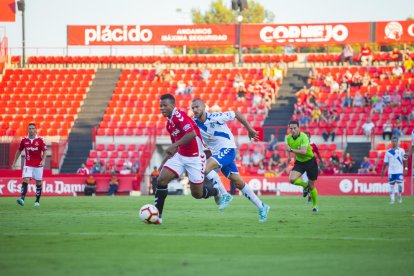 Ike Uche, durant una jugada del partit inaugural de la temporada, quan el Nàstic va rebre al Tenerife.