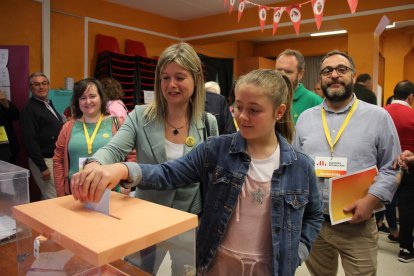 Noemí Llauradó votando en Joan Rebull.