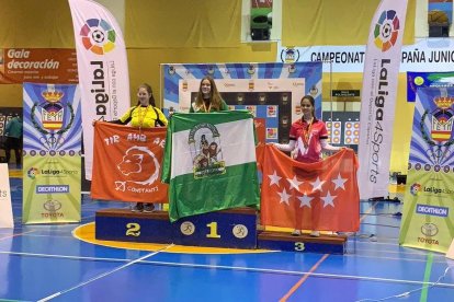 Maria Pitarch, en el segundo lugar del podio con la bandera del club constantinenc.