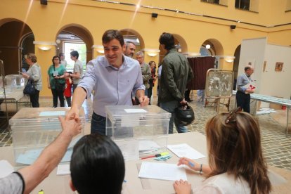 Dídac Nadal ejerciendo su voto.