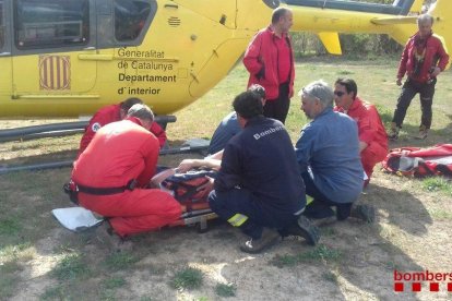 Los trabajadores del SEM atendiendo al escalador.