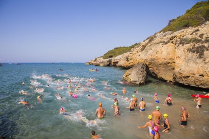 Els nedadors, ahir, sortint des de la Cala Jovera de Tamarit.