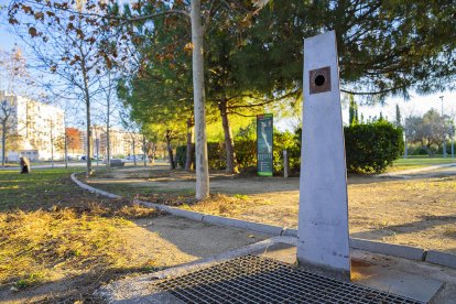 Aspecto que ofrece una de las fuentes del parque, que no dispone de grifo y está inutilizada.