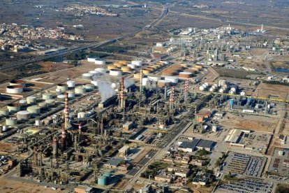 Imagen aérea de uno de los polígonos de Tarragona, donde hay muchas empresas del sector químico.