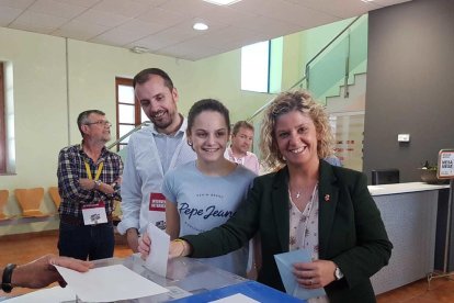 Meritxell Roigé votando en Tortosa.