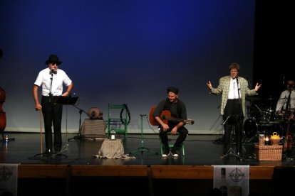 Plano general de Quico el Cèlio, el Noi i el Mut de Ferreries en el estreno de los nuevo disco y el espectáculo 'Viatge a Buda' en el Auditori Felip Pedrell de Tortosa.