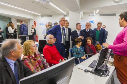 Ballesteros visita la sala d'informàtica acompanyat dels directius de la Caixa.