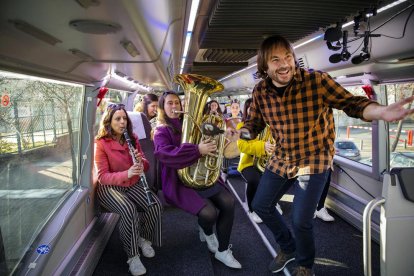 Autobús de la Marató arribant a Vic, amb Quim Masferrer i les integrants de la Balkan Paradise Orchestra.