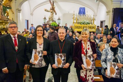 La periodista Anna Robert Fustero durant la presentació de la nova revista La Sang a l'església dels Natzarens.