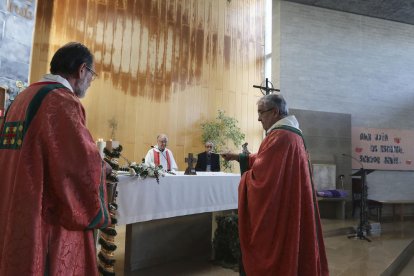 Momento de la bendición del relicario en la parroquia.