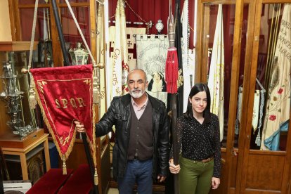 El Capità Manaies, Toni Sánchez, i l'aspirant Laura Sánchez, a la parròquia de la Puríssima Sang.